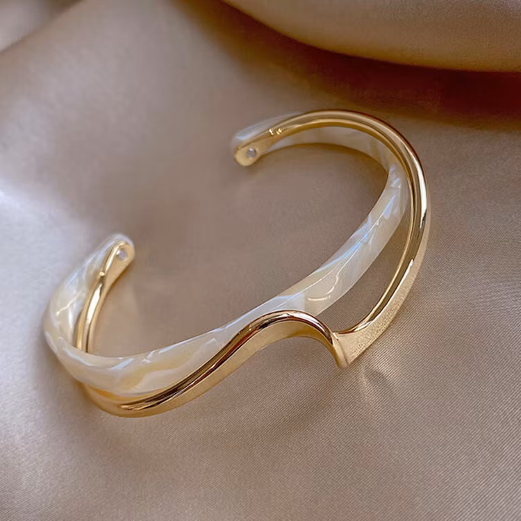 Elegant Vitt Armband med Gulddetaljer