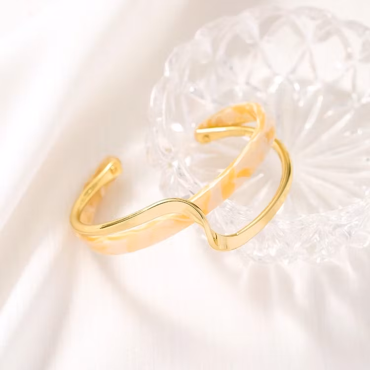 Elegant Vitt Armband med Gulddetaljer