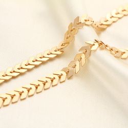 Guldchoker med trädlöv - Elegant och tidlös!
