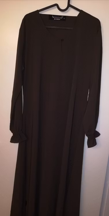 Lyxig & mjuk Abaya med knäppning & ryffel.
