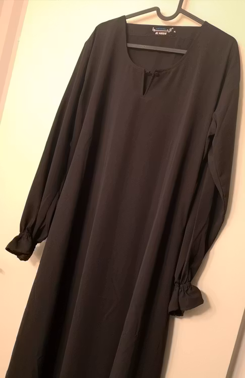 Lyxig & mjuk Abaya med knäppning & ryffel.