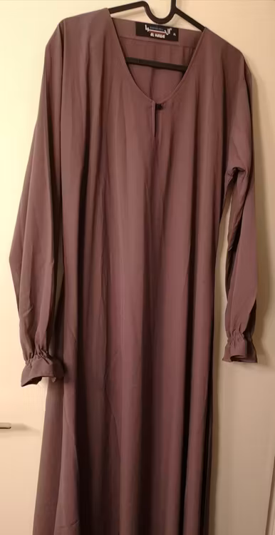 Lyxig & mjuk Abaya med knäppning & ryffel.