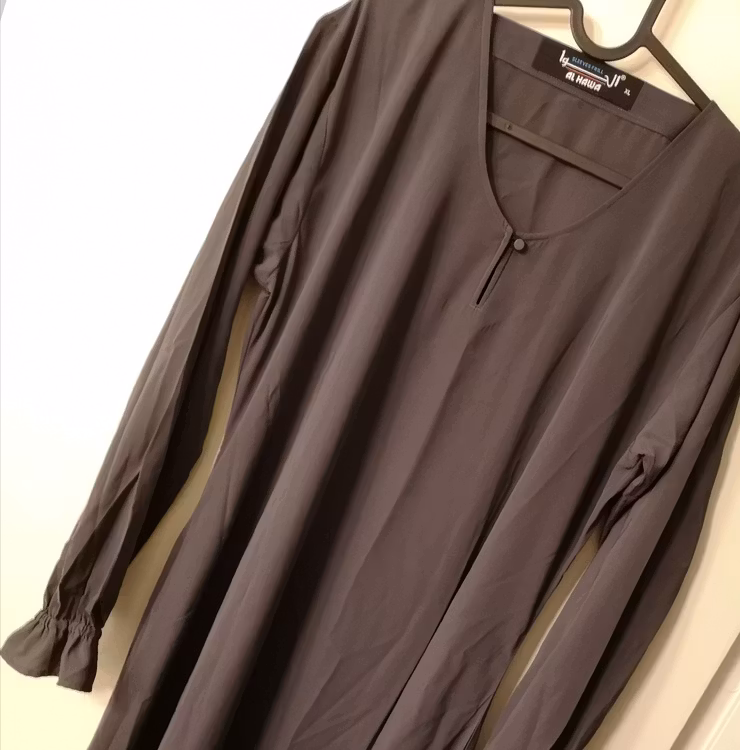 Lyxig & mjuk Abaya med knäppning & ryffel.