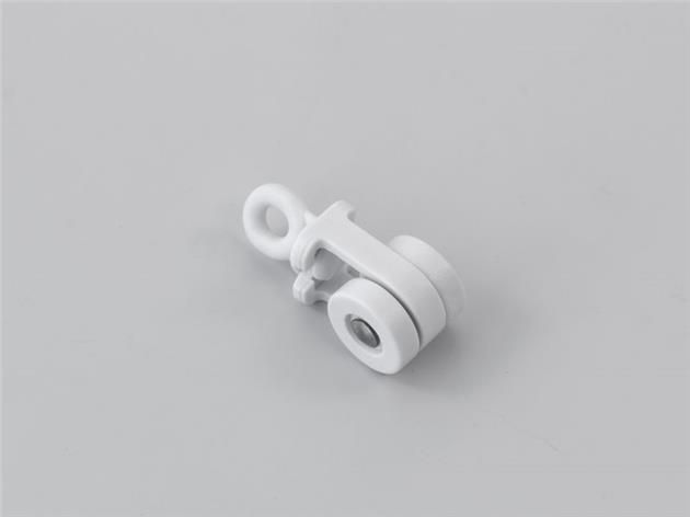 Glider with rolls (turnable eyelet)