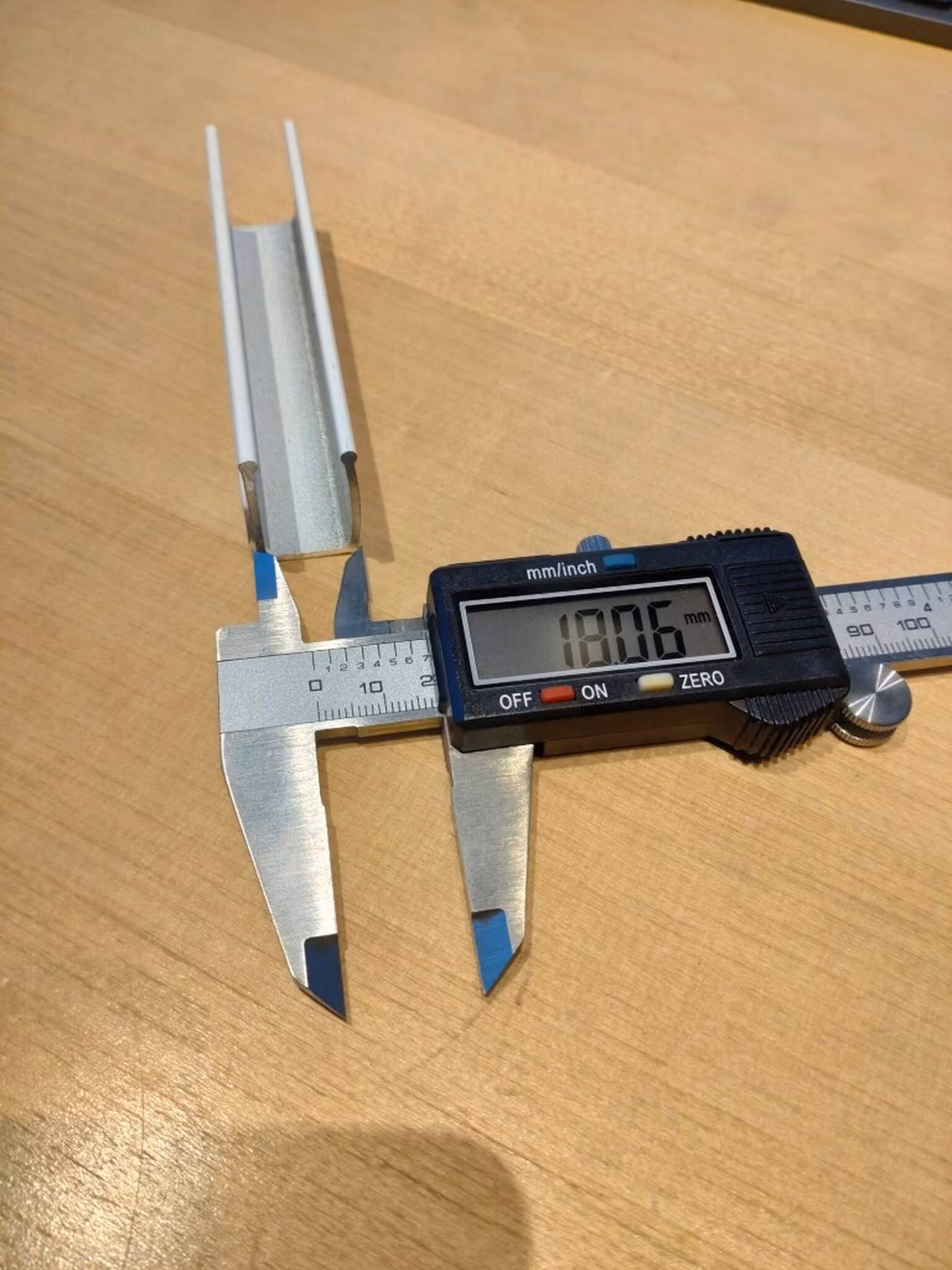 1 st / Spår-sido-skena LUISA 25x18 mm typ BL25 med tejp (max 130-170 cm)