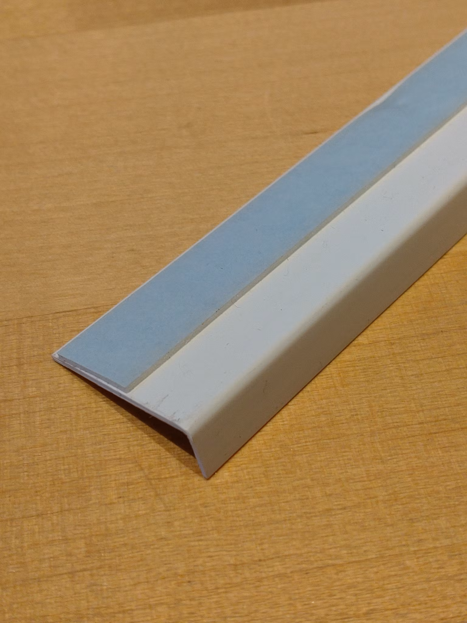 1 st / Sido-skena PVC-Vit VINKLAD (NY) 30 x 10 mm MED påklistrat tejp (140-170 cm)