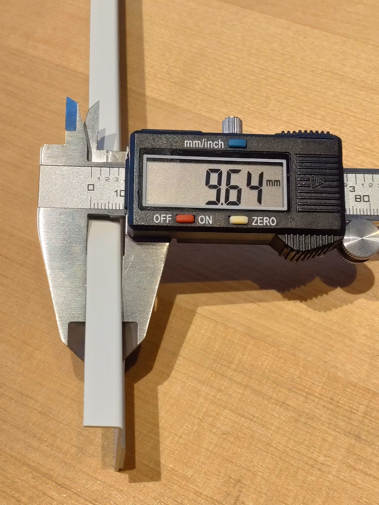 1 st / Sido-skena PVC-Vit VINKLAD (NY) 30 x 10 mm MED påklistrat tejp (140-170 cm)
