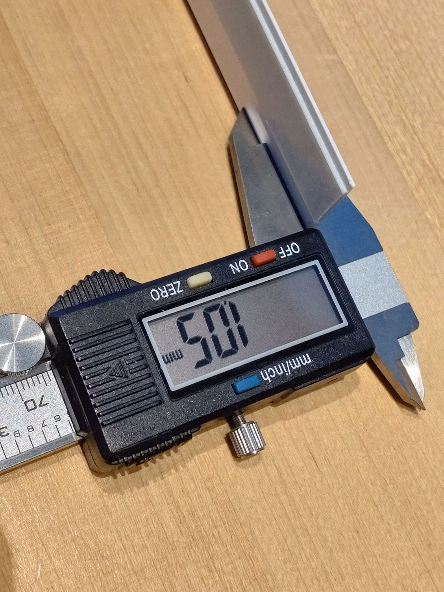 1 st / Sido-skena PVC-Vit VINKLAD (NY) 30 x 10 mm MED påklistrat tejp (140-170 cm)