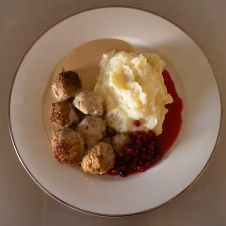 Hjortfärsbullar i gräddsås med potatispuré och lingonsylt - Nyhet!