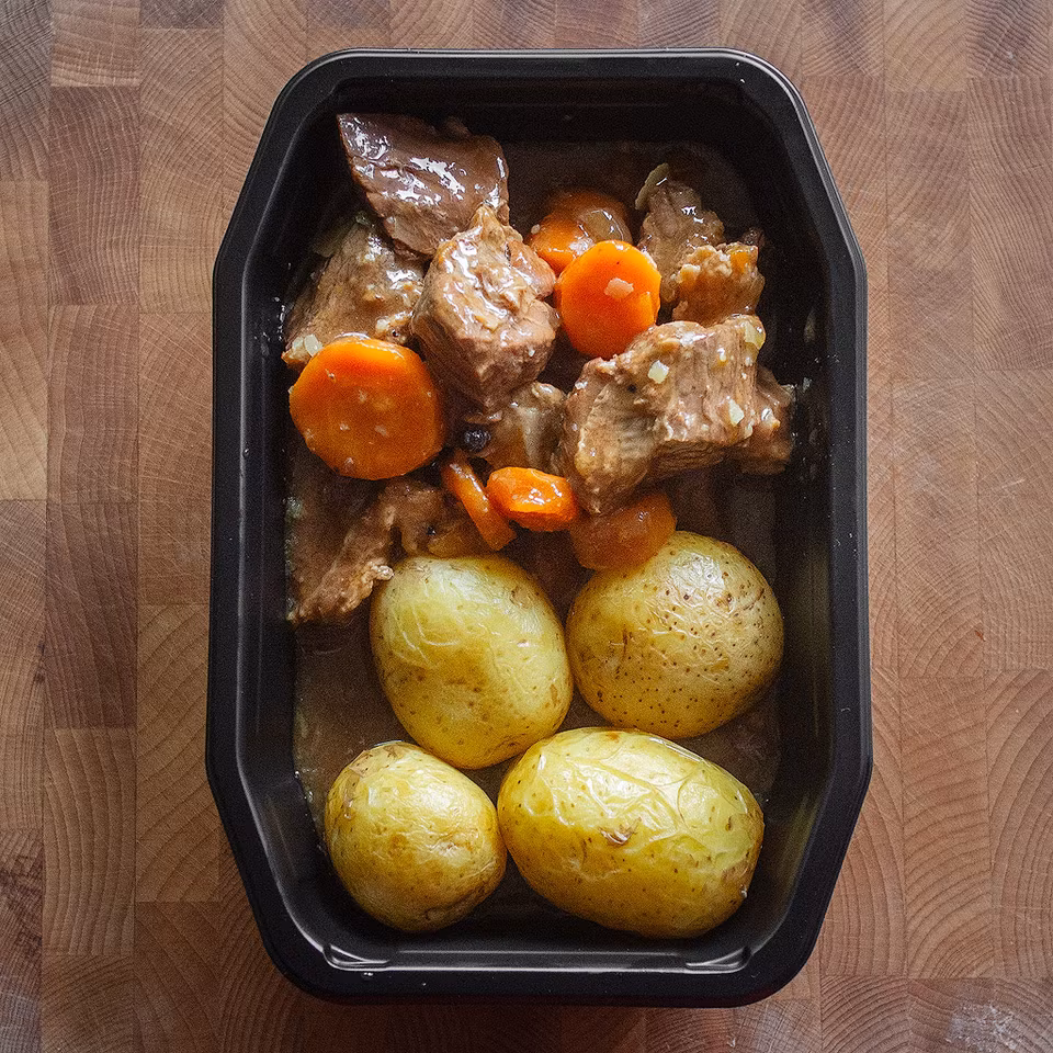 Kalops med kokt potatis och inlagda rödbetor