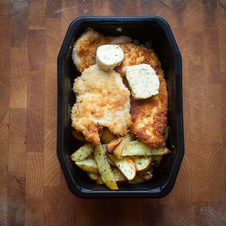 Kycklingschnitzel med rostad potatis och örtsmör