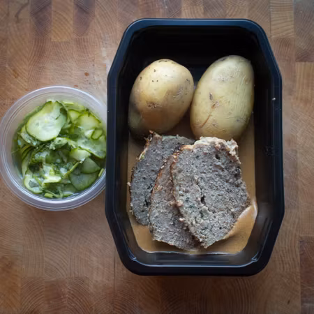 Köttfärslimpa med kokt potatis, brunsås och pressgurka