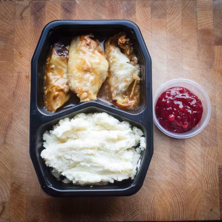 Kåldolmar med potatispuré, sirapsky och lingonsylt