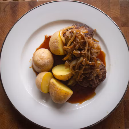 Pannbiff med kokt potatis, stekt lök och timjansky