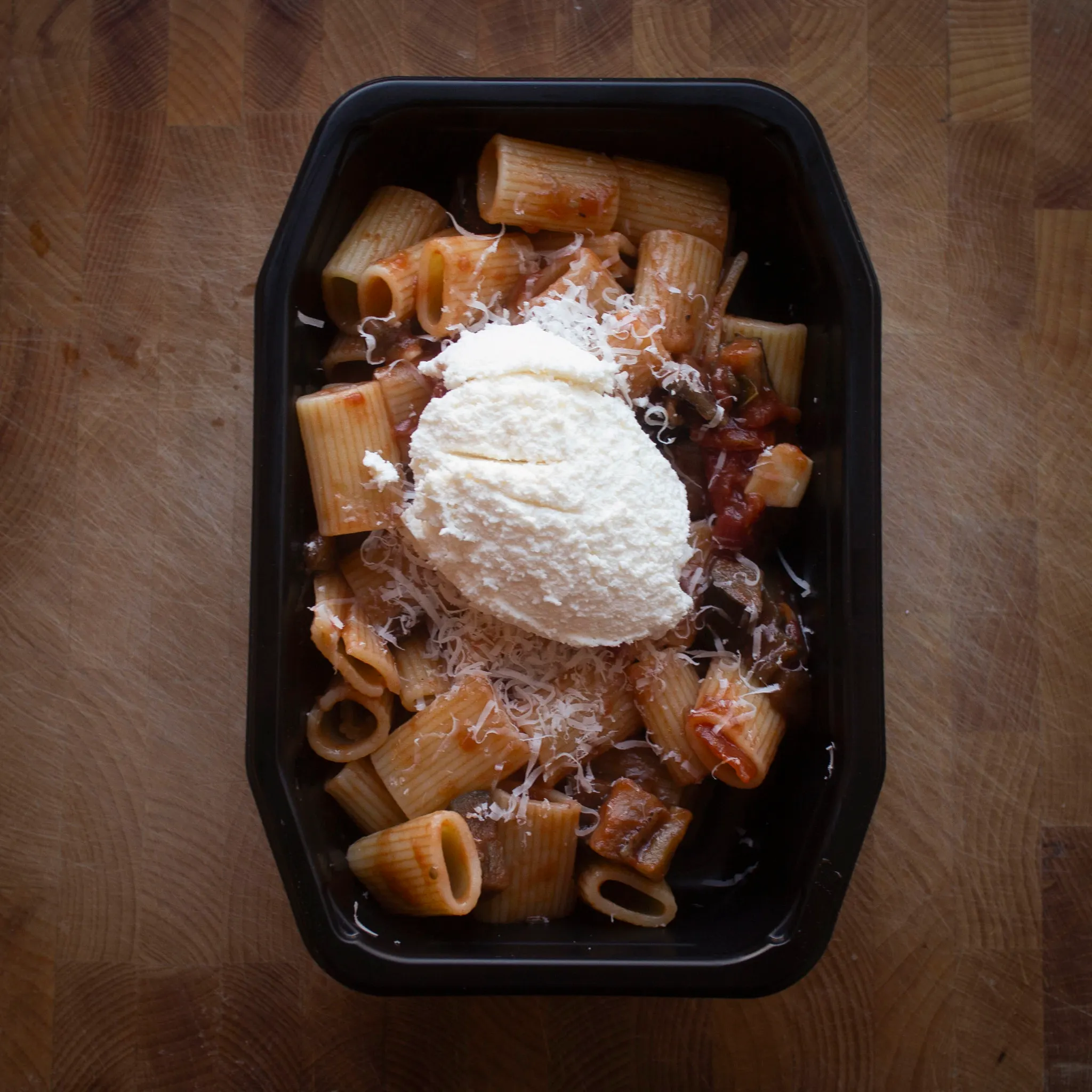 Toppad Pasta alla Norma - toppad med färsk ricotta - Mackans Matlådor ...
