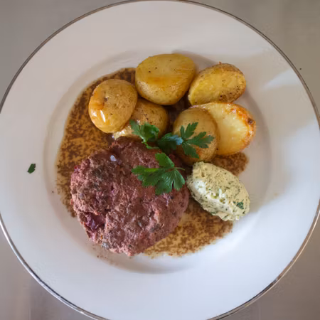 Biff à la Lindström med rostad potatis, madeirasky och persiljesmör