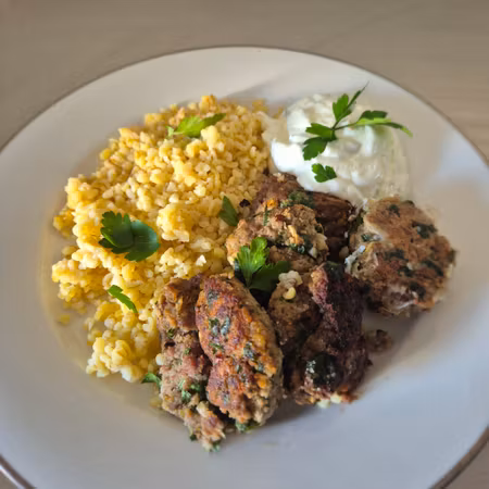 Turkisk köfte (köttbullar) med bulgur och tzatziki