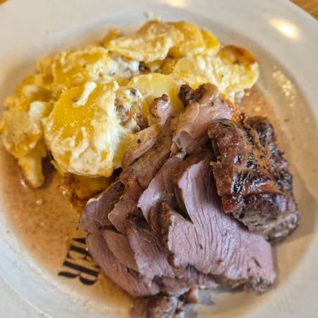 Provencalsk lammstek med potatisgratäng och rödvinssky