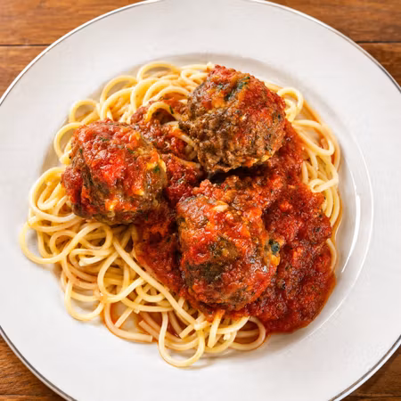 Italienska frikadeller i tomatsås med bronsdragen pasta