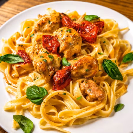 Krämig Salsicciapasta med körsbärstomater