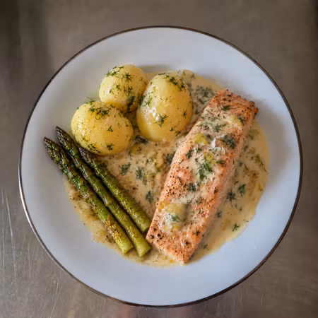 Laxfilé med vitvinssås, kokt potatis och grön sparris