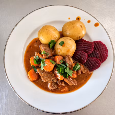 Skånsk kalops med kokt potatis och inlagda rödbetor