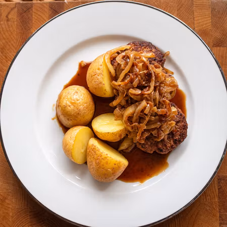 Pannbiff med kokt potatis, stekt lök och timjansky