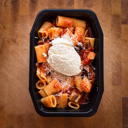 Pasta con le melanzane - toppad med färsk ricotta