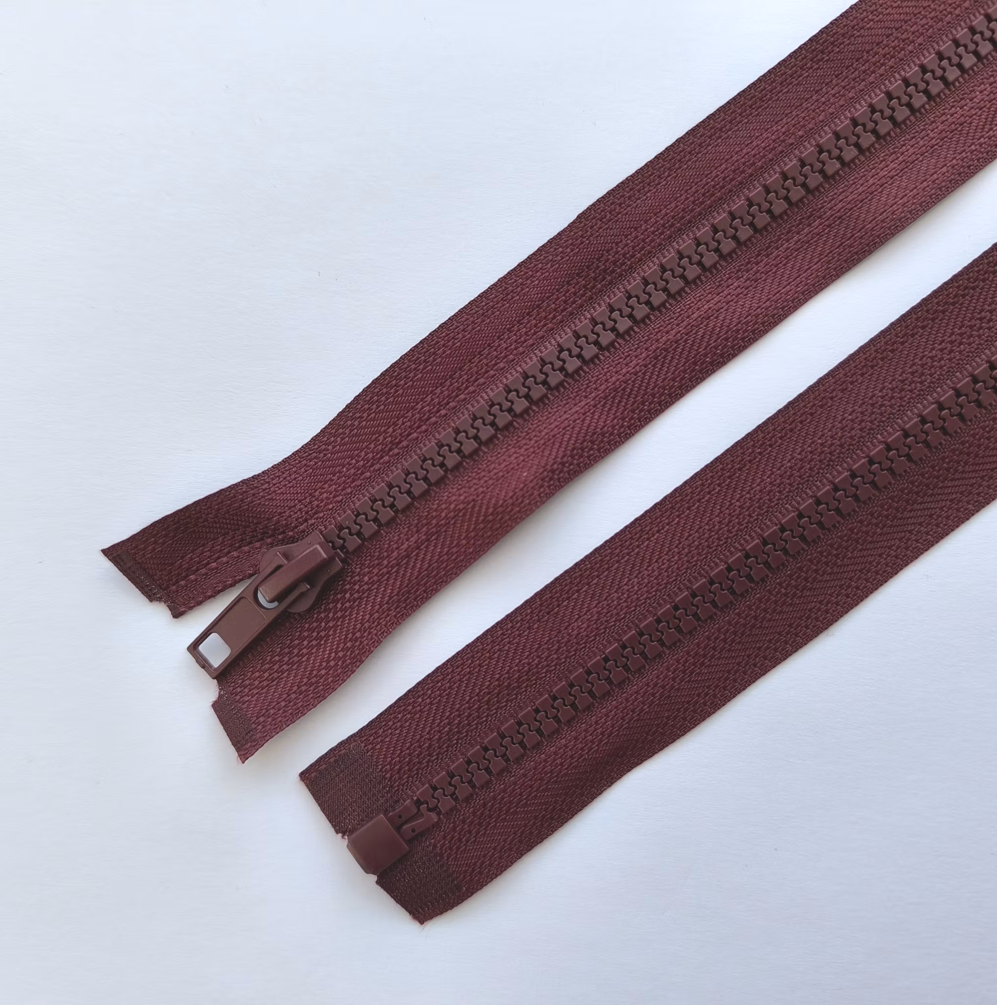 Kopia Dragkedja, blixtlås 6 mm 30-85 cm. Vinröd.