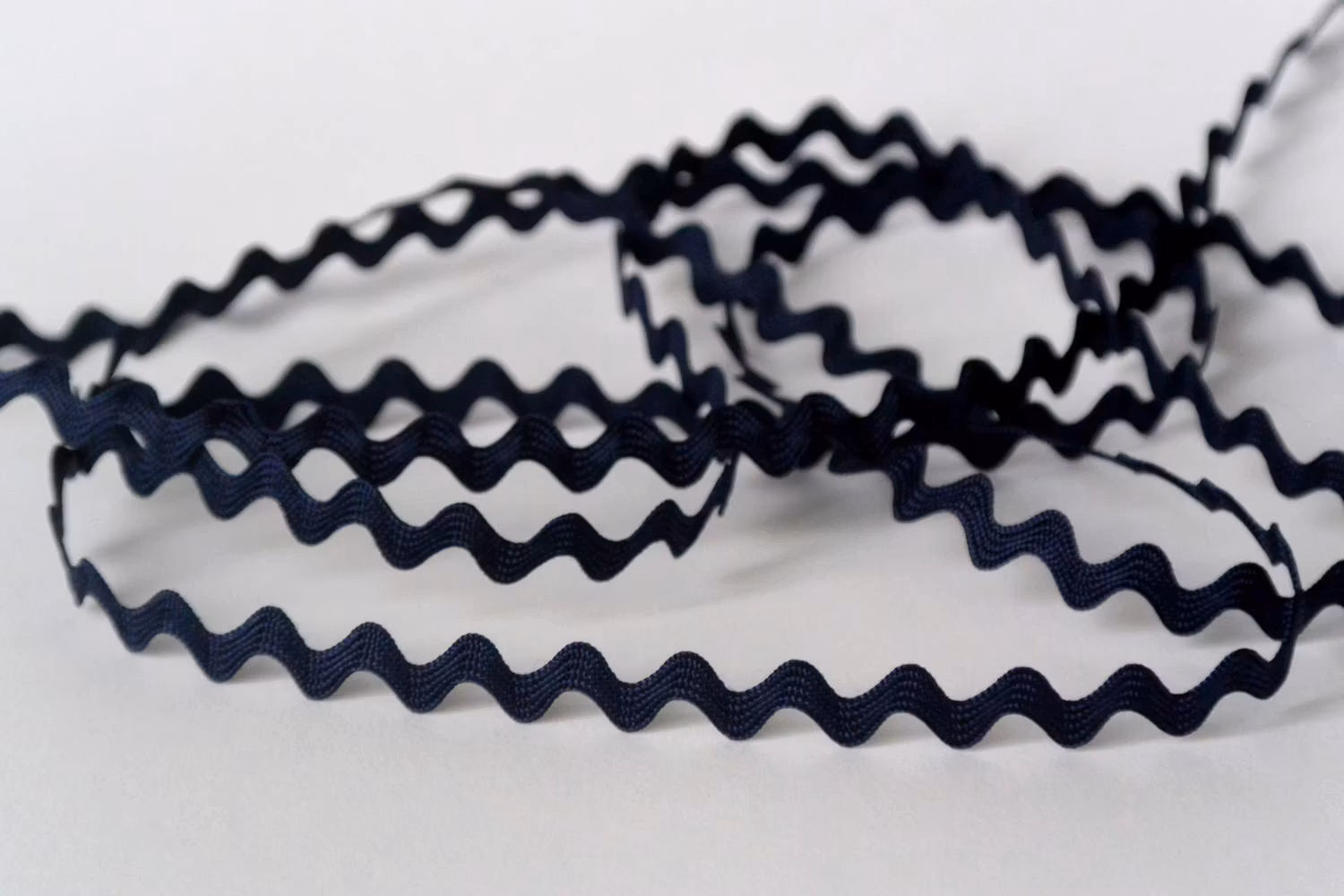 Sicksackband 4mm. Mörkblå.