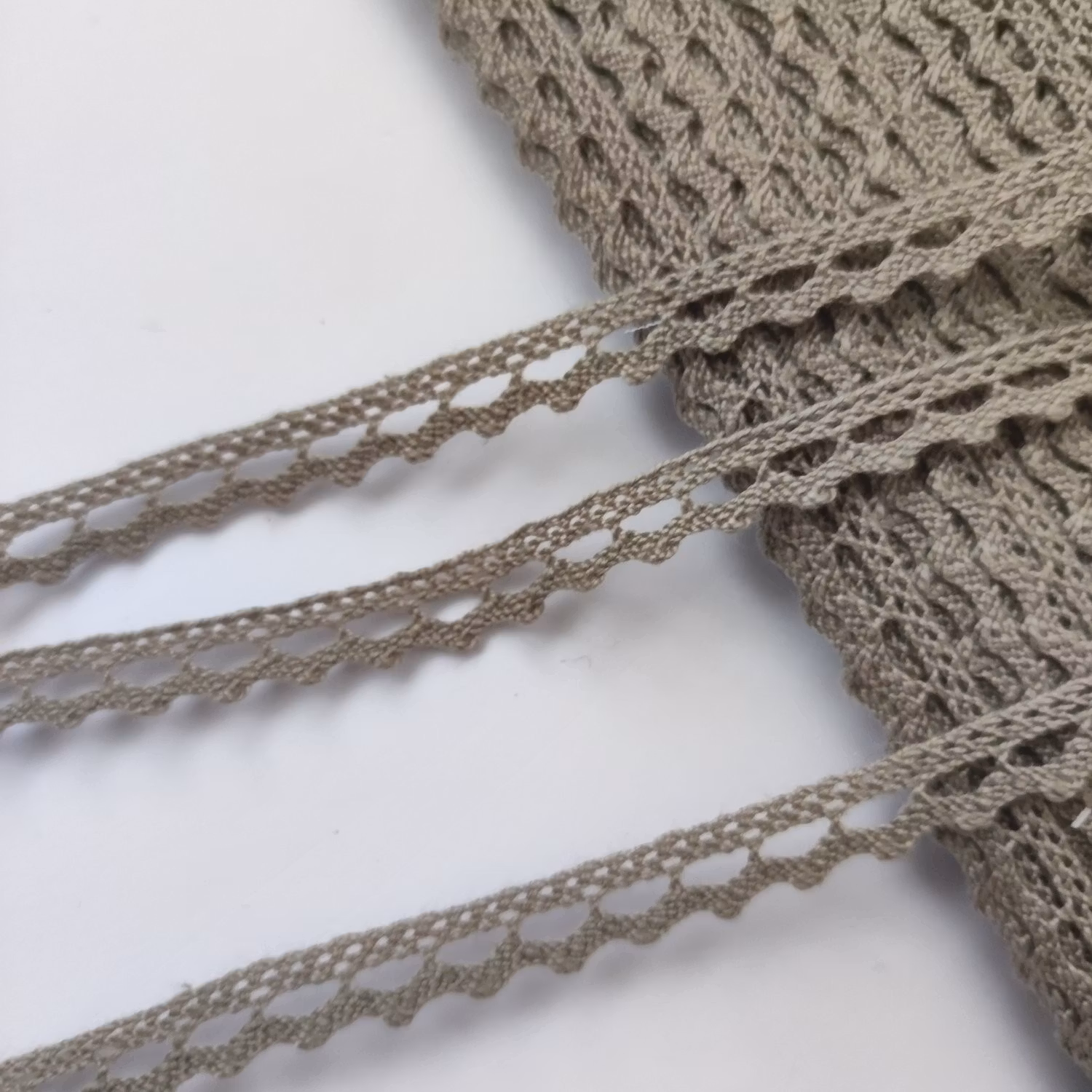Gråbeige spets 0,9cm