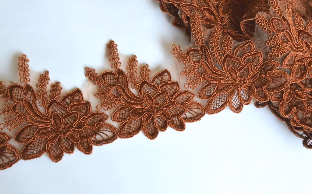 Brun spets, 9 cm