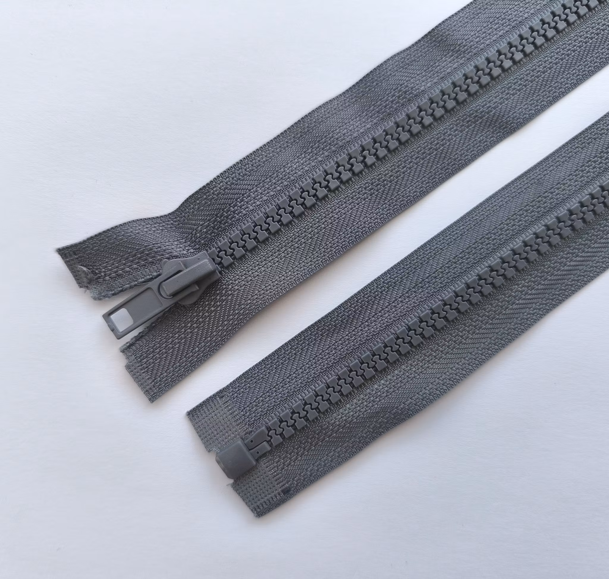 Dragkedja, blixtlås 6 mm 30-85 cm. Mörkgrå.