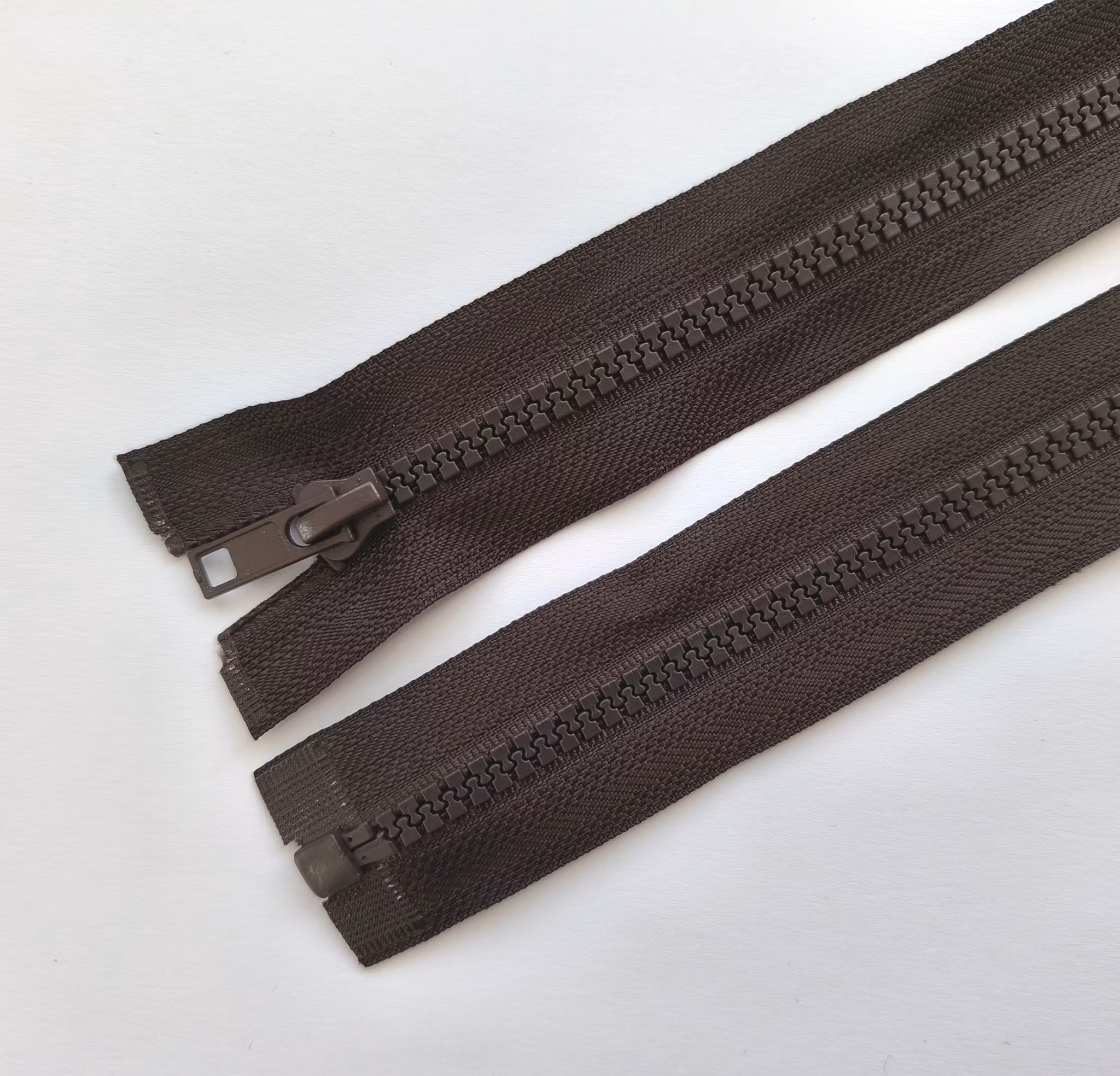 Dragkedja, blixtlås 6 mm 30-85 cm. Mörkbrun.