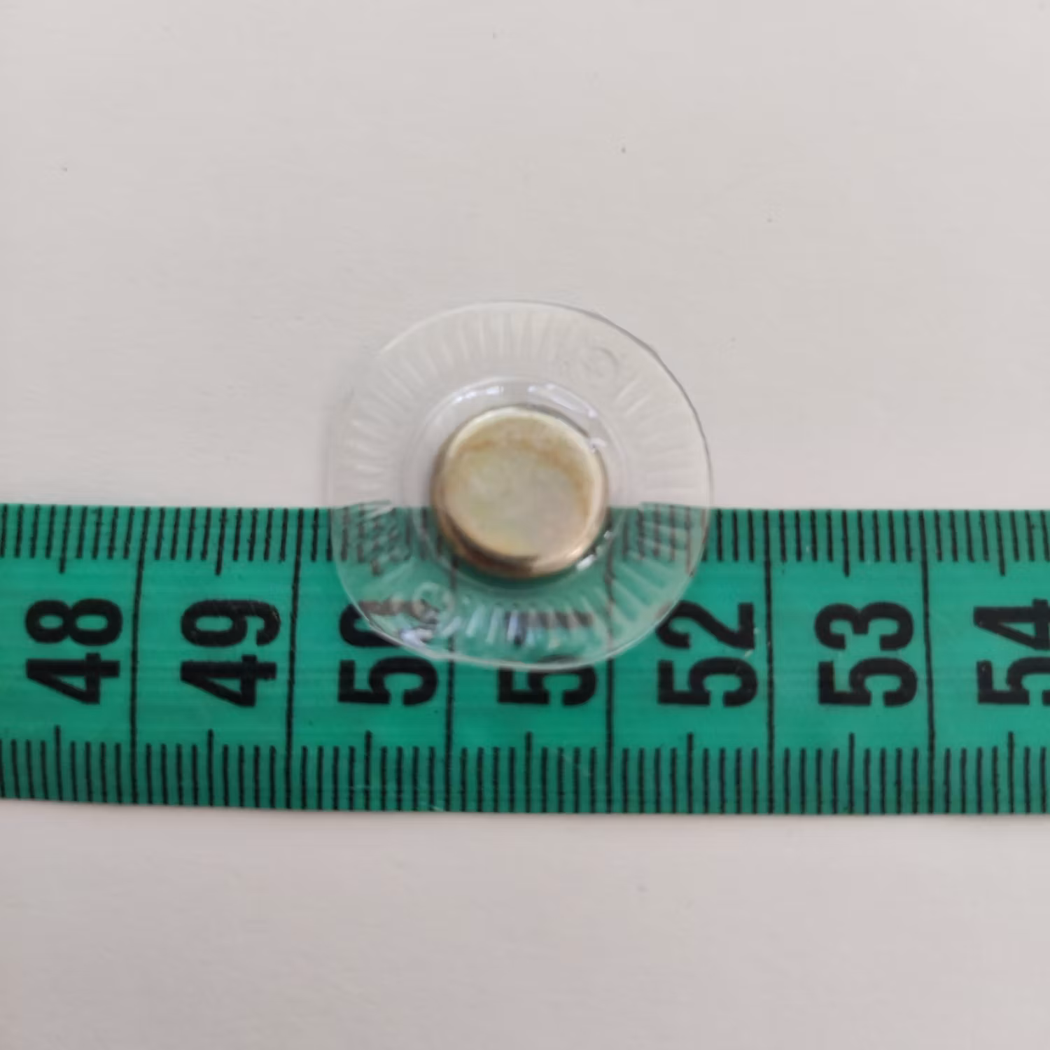 Osynligt magnetlås, magnetknapp