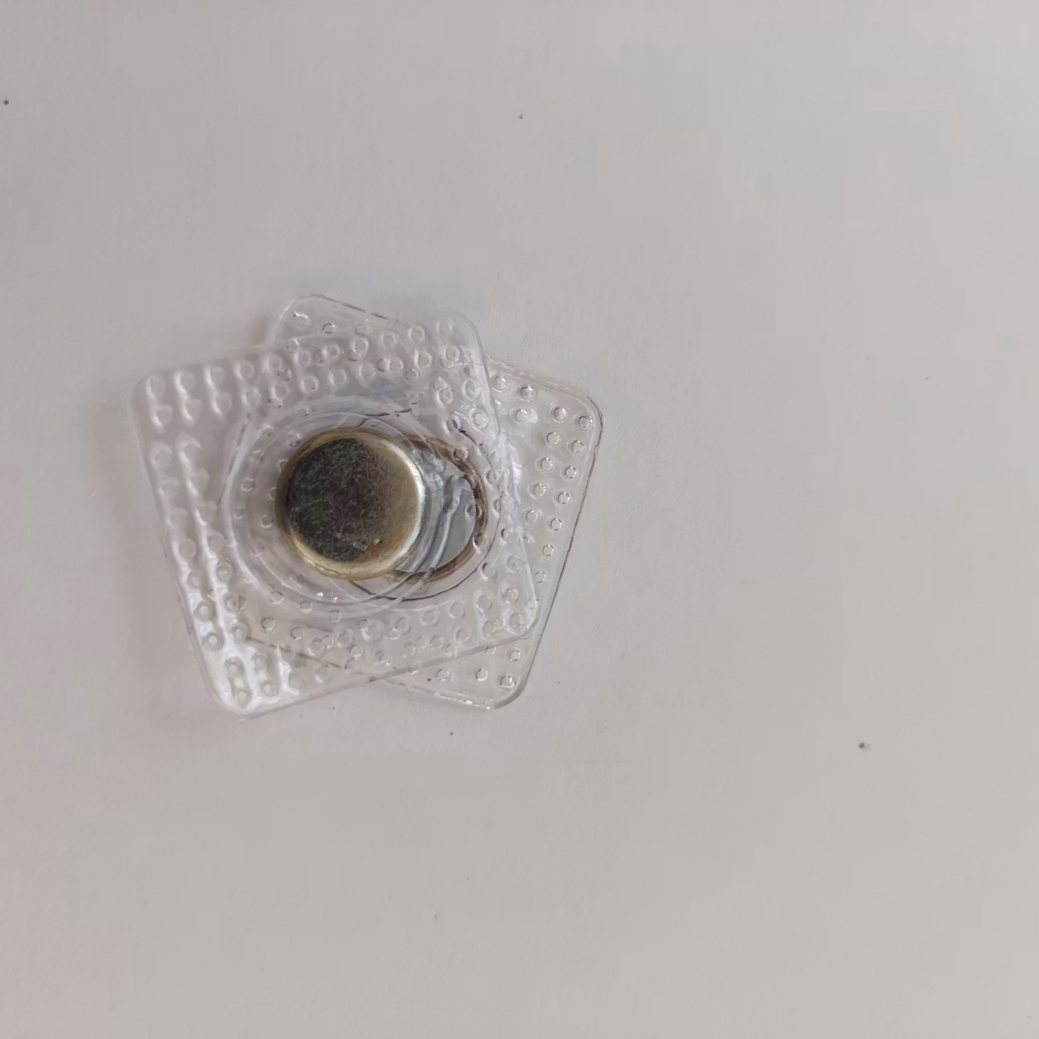 Osynligt magnetlås, magnetknapp