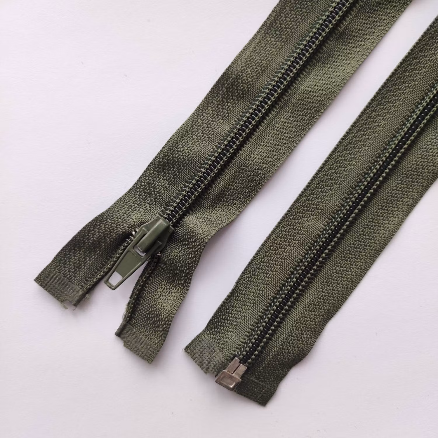 Dragkedja, blixtlås 5mm 30-75 cm. Mörk olivgrön.