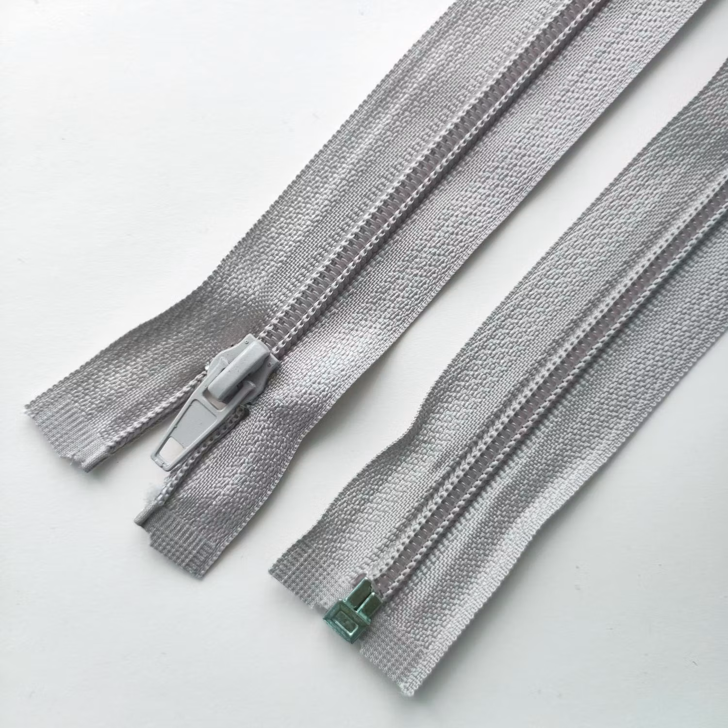 Dragkedja, blixtlås 5mm 30-65 cm. Ljusgrå.