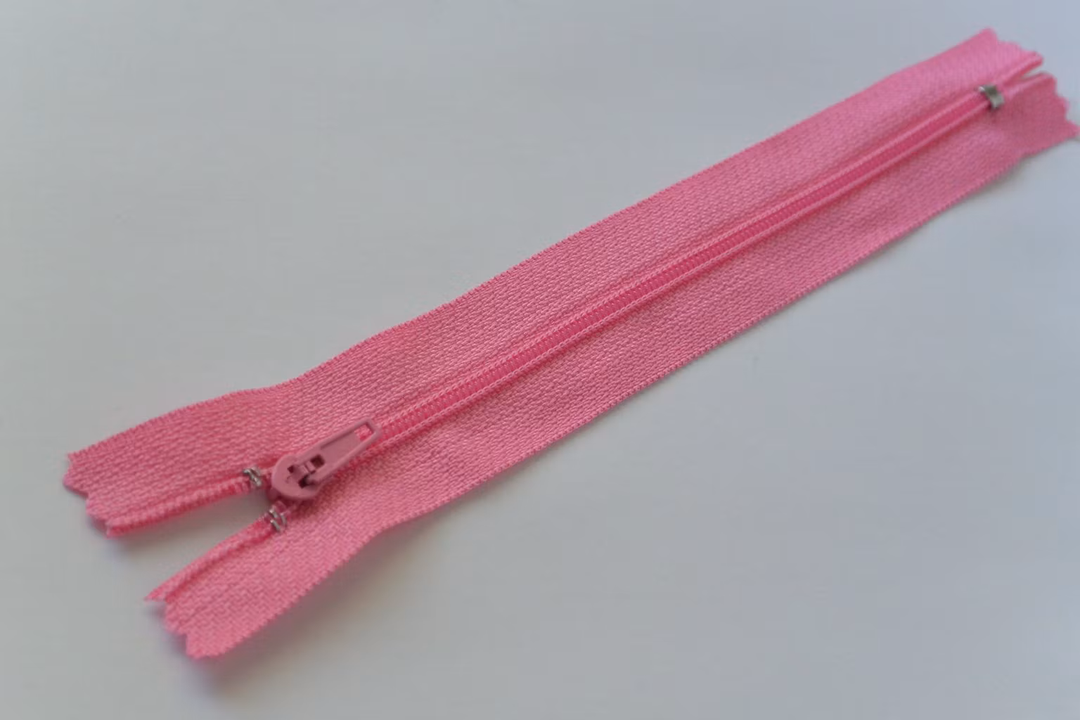16 cm dragkedja. Rosa.