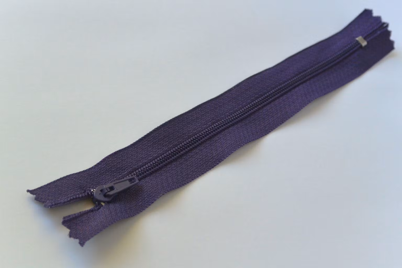 16 cm dragkedja. Mörklila.