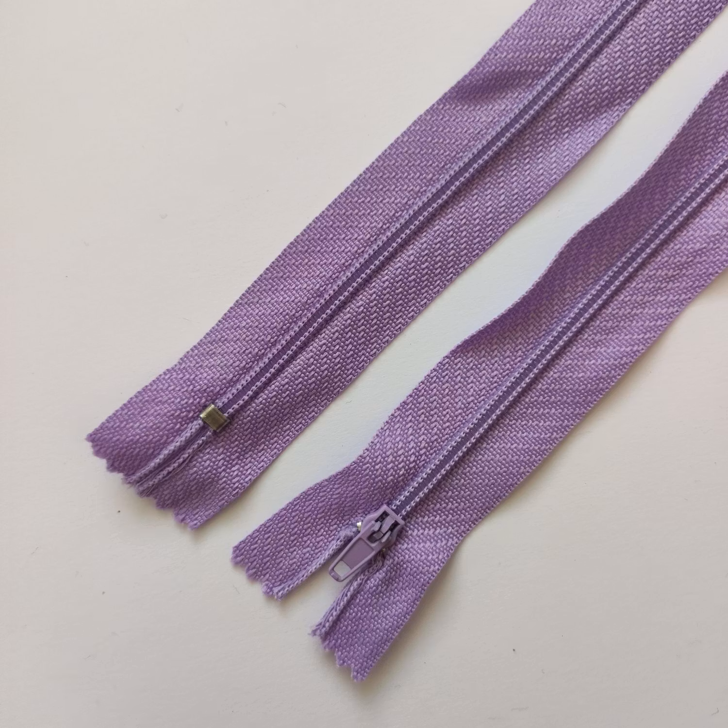 18 cm dragkedja. Ljuslila.