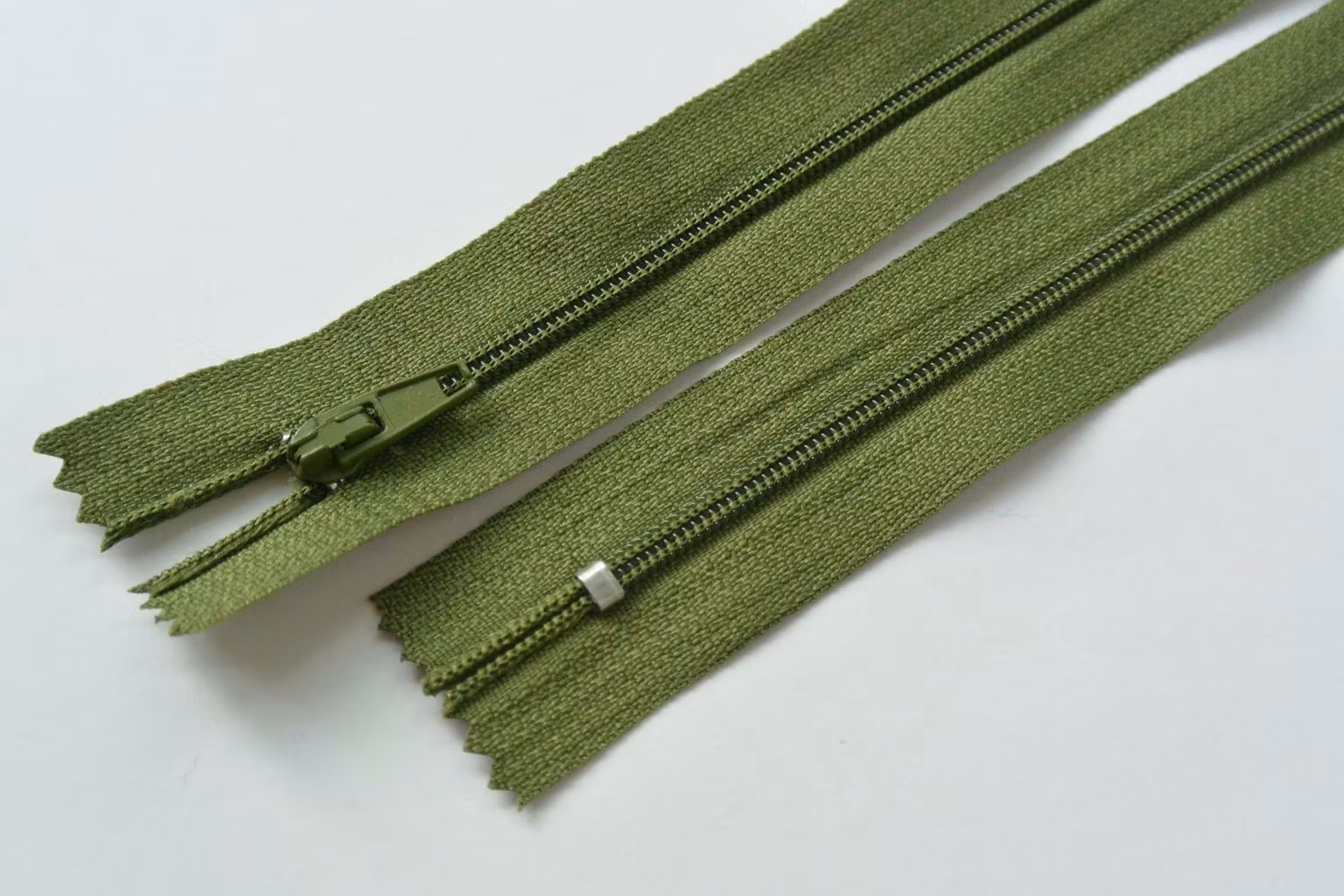 25 cm dragkedja. Militärgrön.