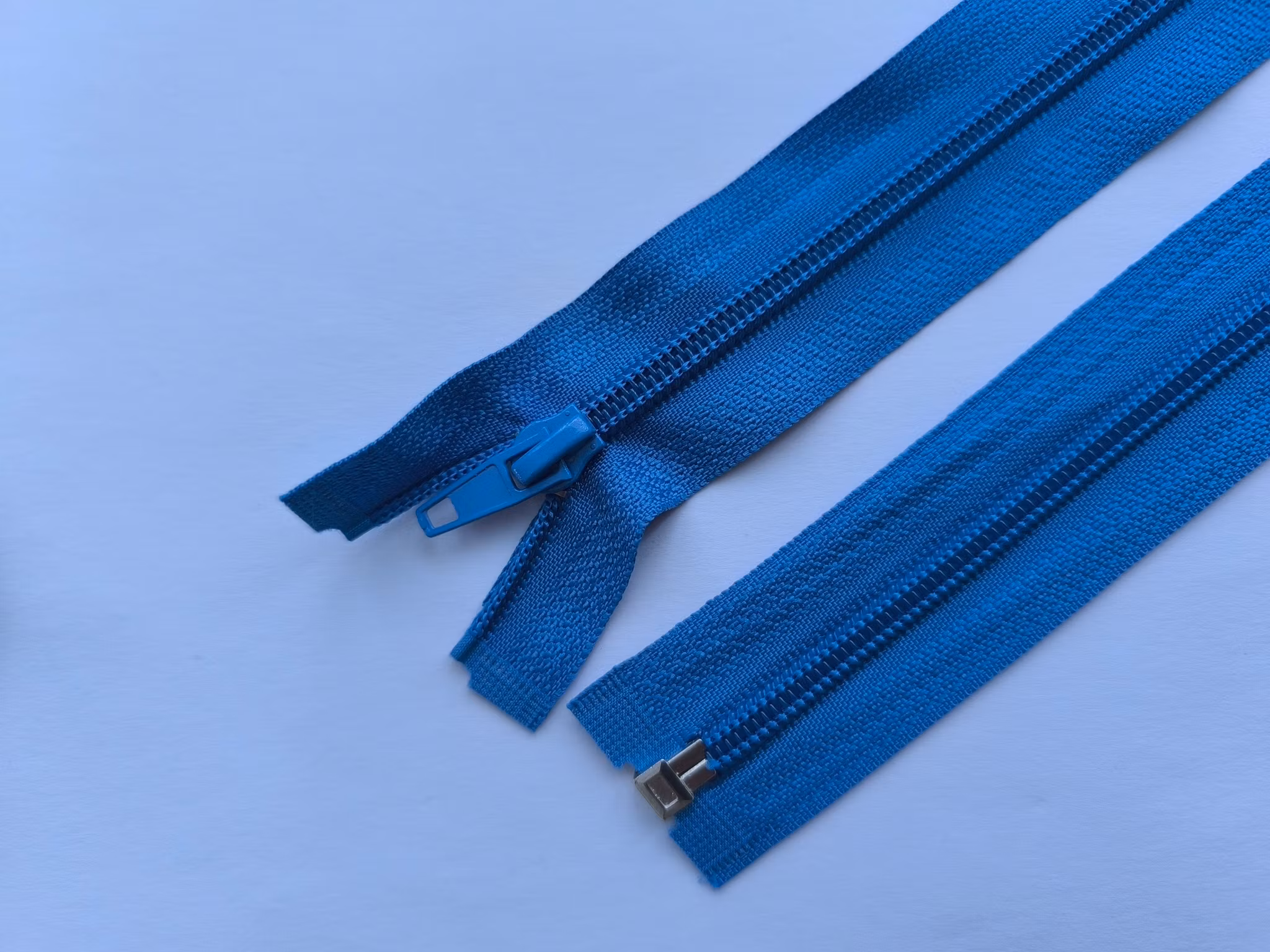 Dragkedja, blixtlås 5mm, 65 cm. Blå.