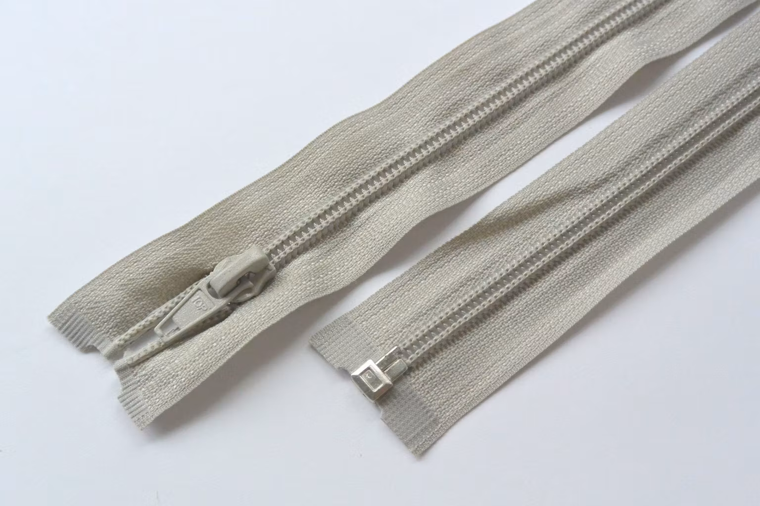 Dragkedja, blixtlås 5mm 35-85 cm. Ljus gråbeige.