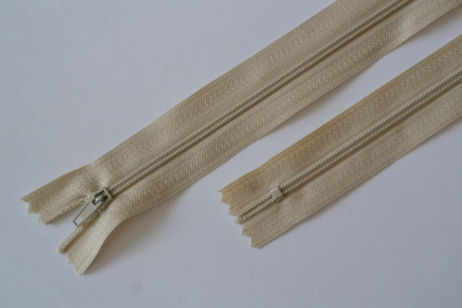 30 cm dragkedja. Ljusbeige.