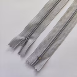 35 cm dragkedja. Ljusgrå.