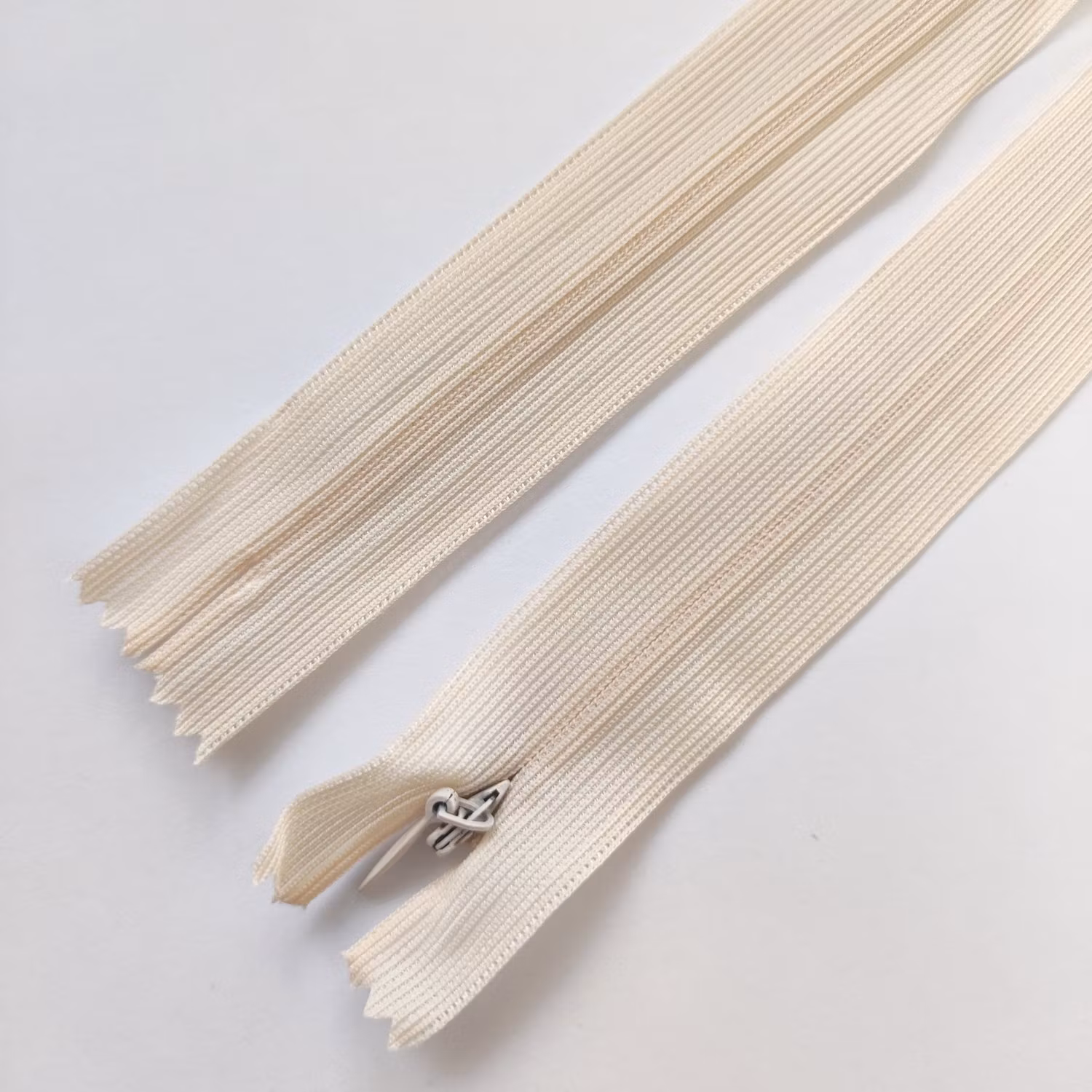 Osynligt, dolt blixtlås, 30-60 cm, antikvit/crème. (EU)