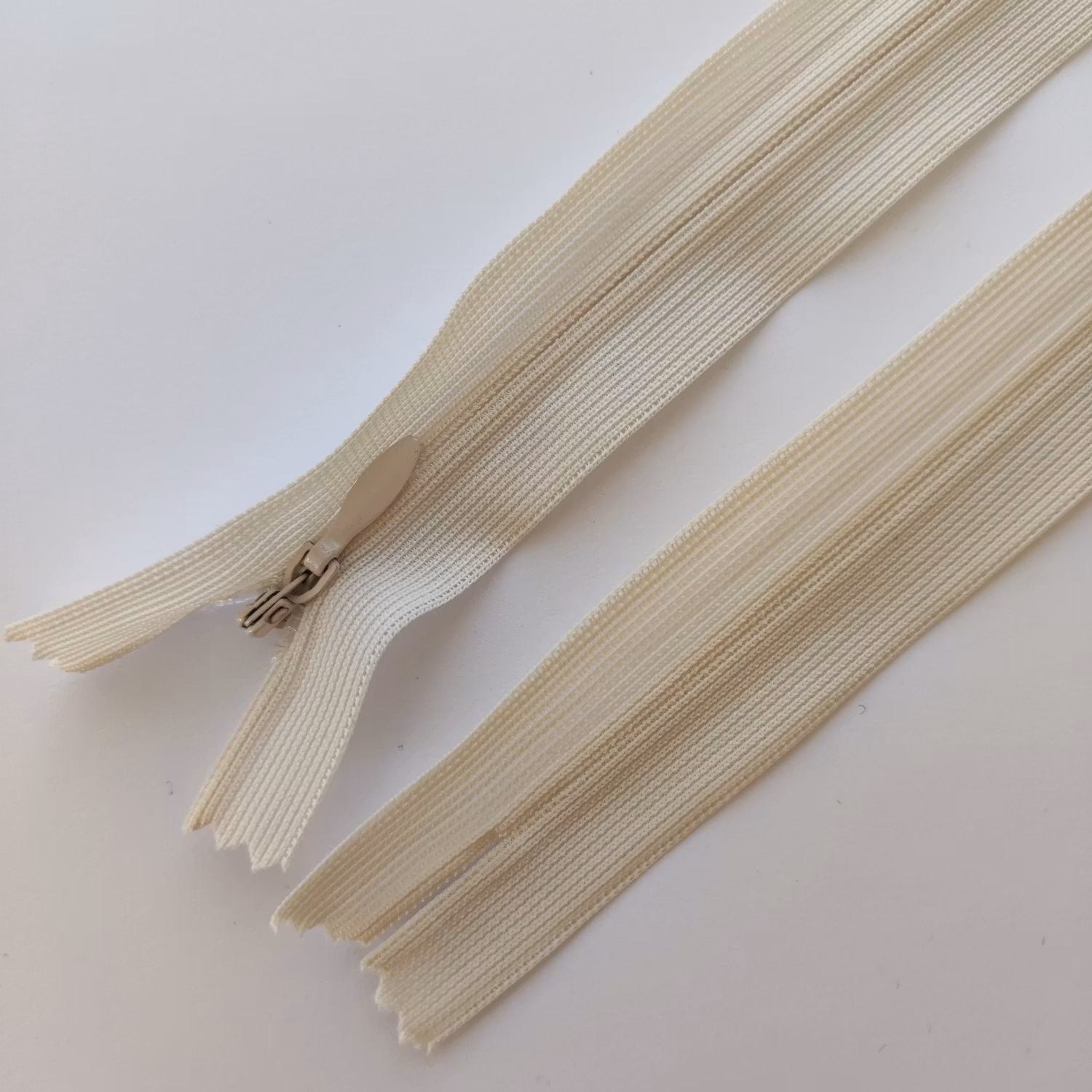 Osynligt, dolt blixtlås, 30-60 cm, crème. (EU)