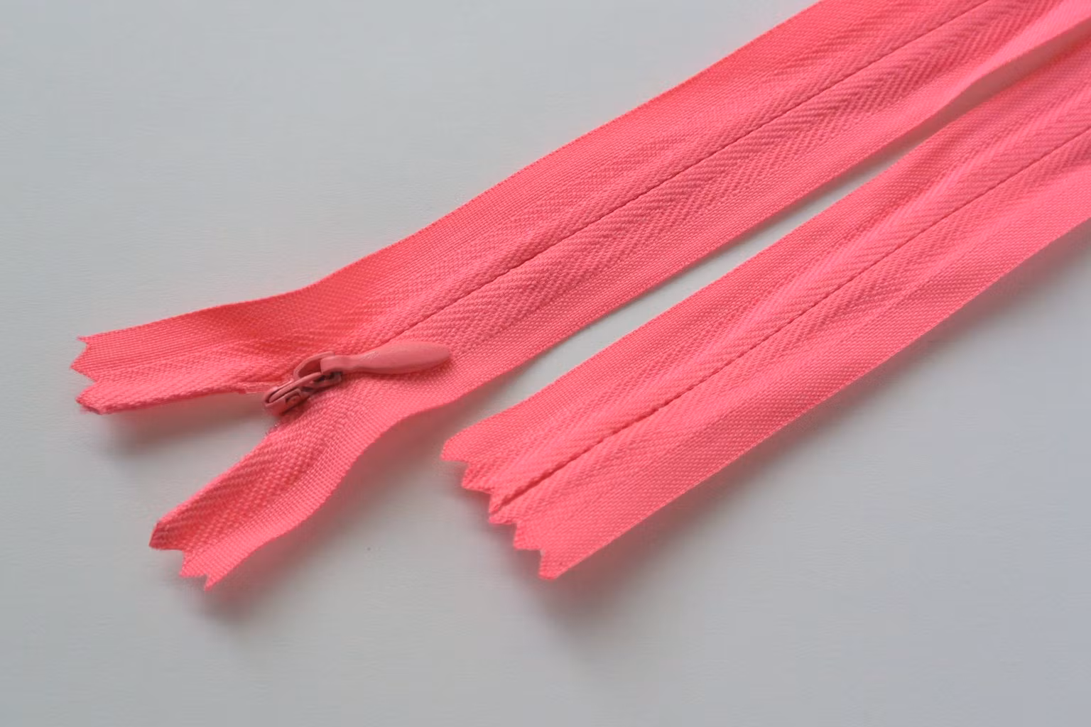 Osynligt, dolt blixtlås, 55 cm. Neonrosa.
