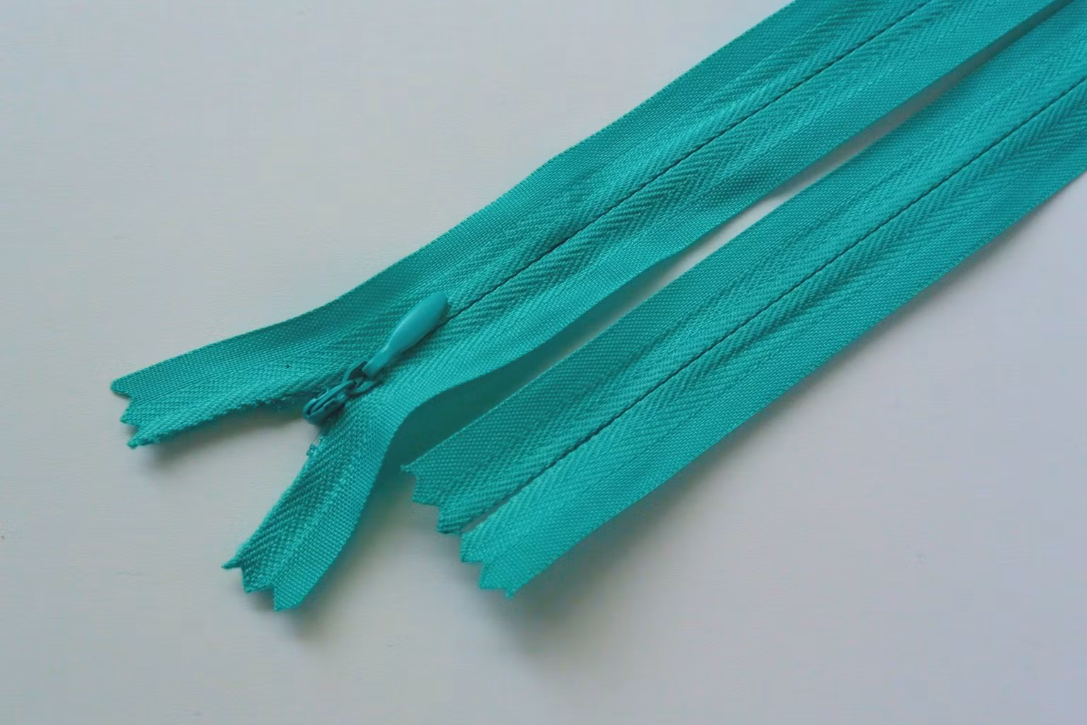 Osynligt, dolt blixtlås, 35-60 cm, grönblå.